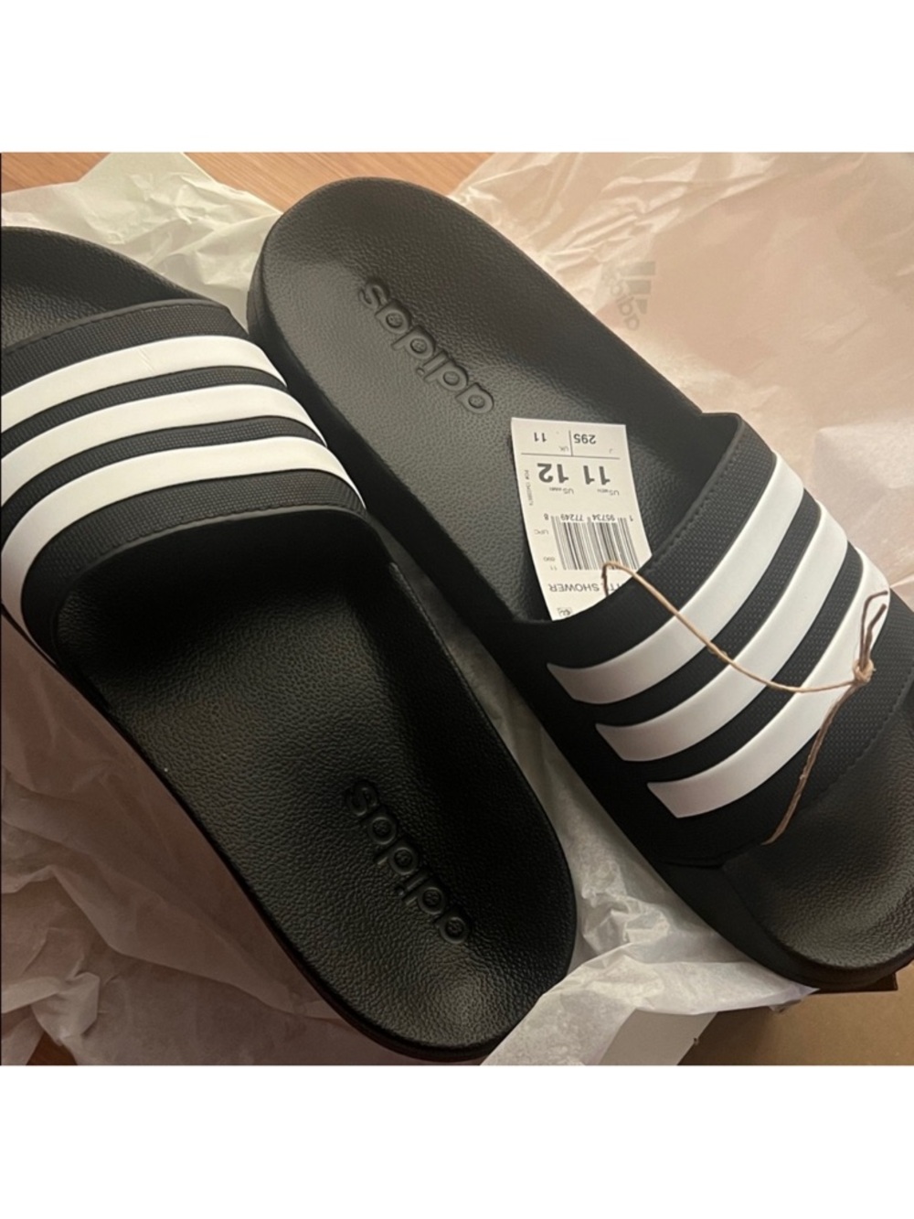 VIRAL🚨NWT MENS ADIDAS BLACK AND WHITE SLIDES🚨